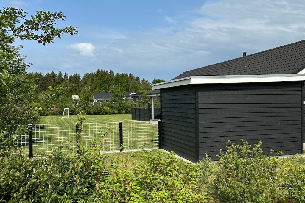 sommerhus med indhegnet grund og stor have