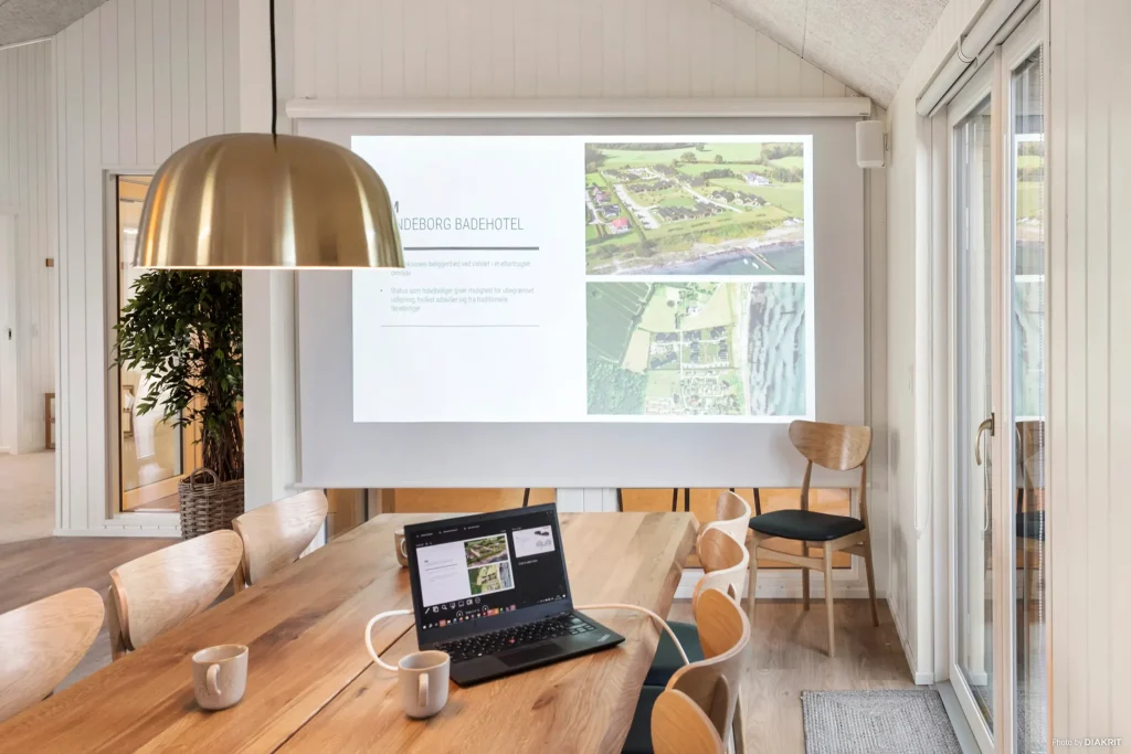 sommerhus med projektor, lærred og computer