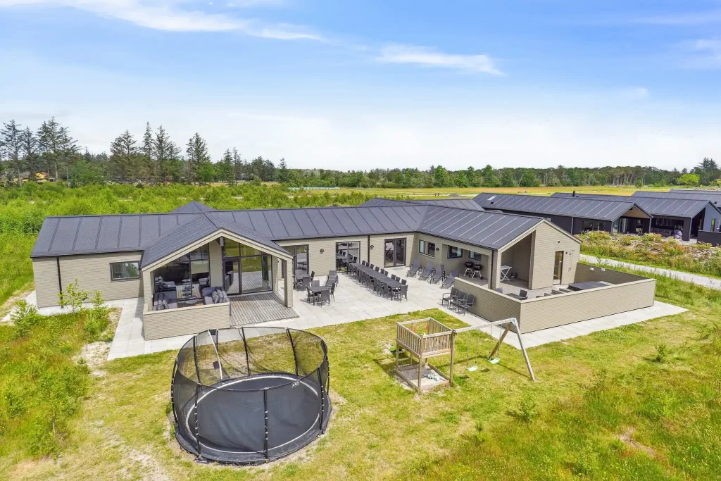 store sommerhuse med stor terrasse og have med trampolin og legeplads