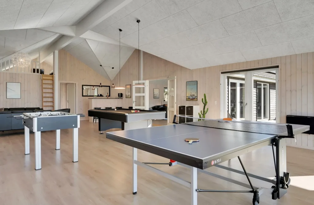 stort sommerhus med pool og aktivitetsrum