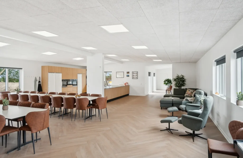 stort sommerhus til 40 personer med stort køkken-alrum og to spiseborde