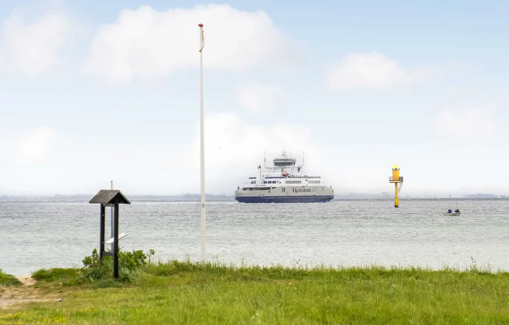 Udsigt fra Spodsbjerg ud over farvand ved Langeland med færge