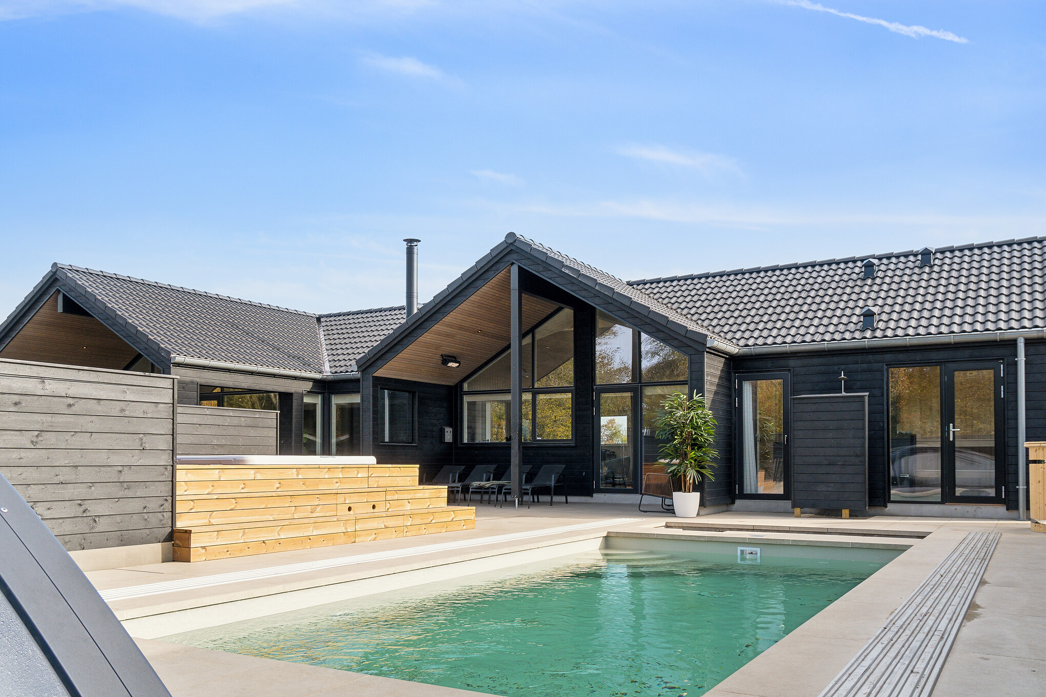 hus med udendørs pool