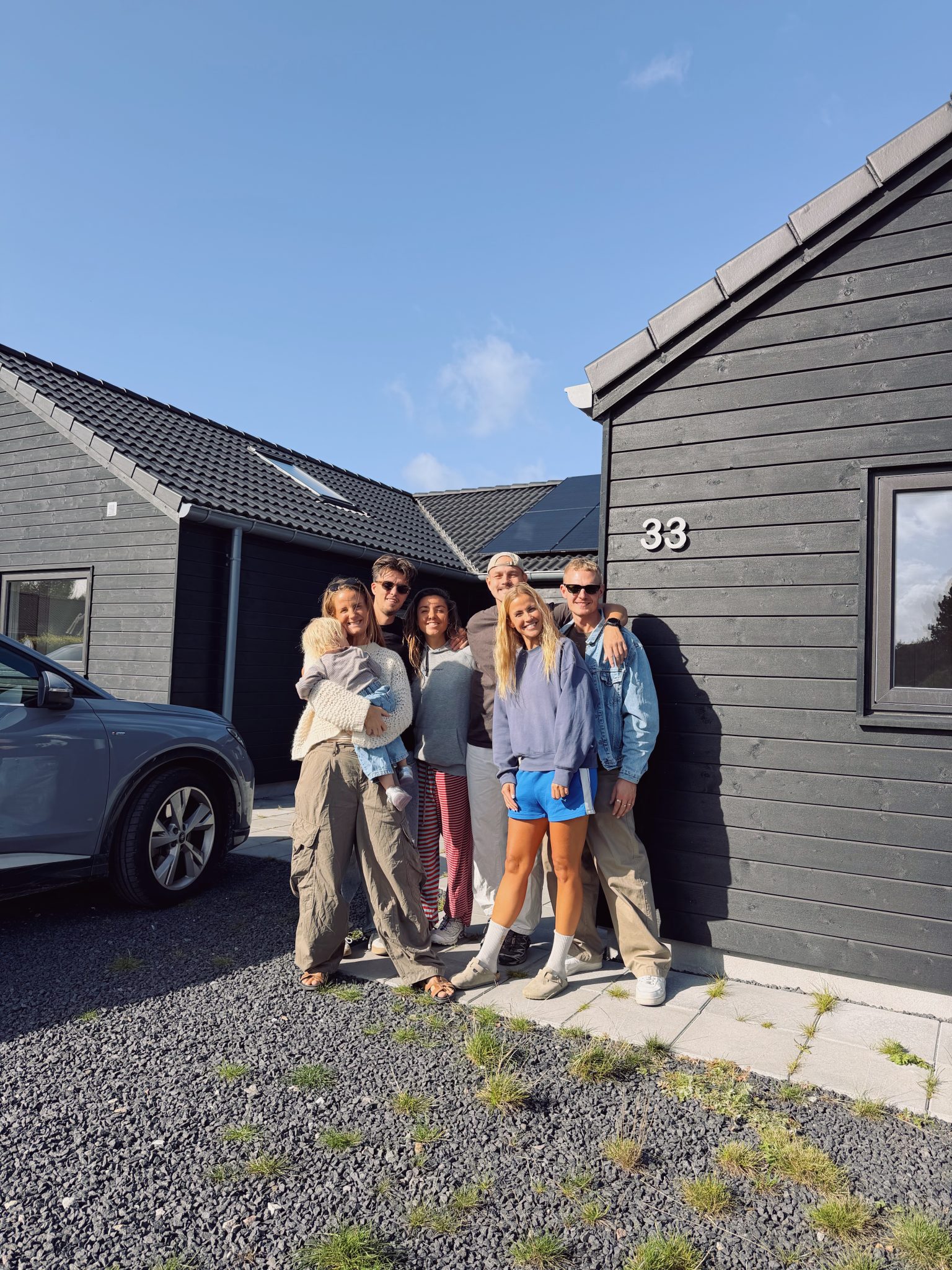 mennesker foran hus