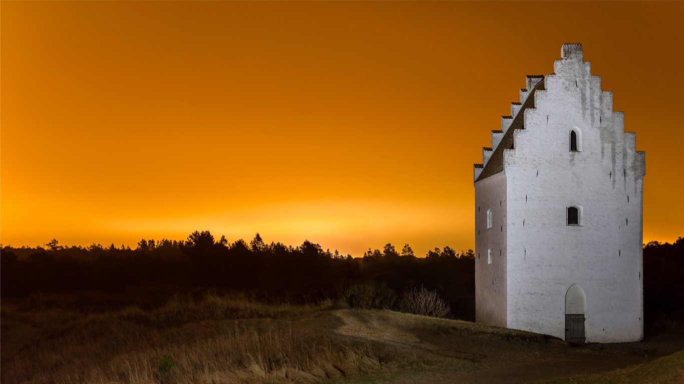 Solnedgång ved den tilsandede kirke