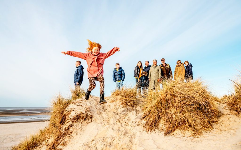Familie am strand in Dänemark