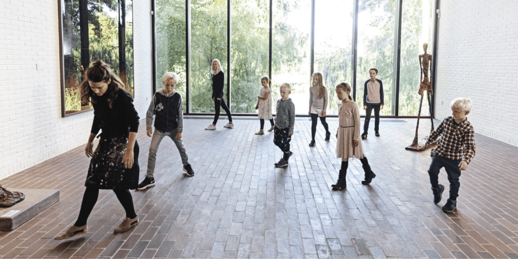 Louisiana Museum of Modern Art. Einer der bekanntesten Orte des Museums ist die Giacometti-Galerie. Hier sehen Sie, dass es verwendet wurde, um Kinder mit Kunst zu beschäftigen.