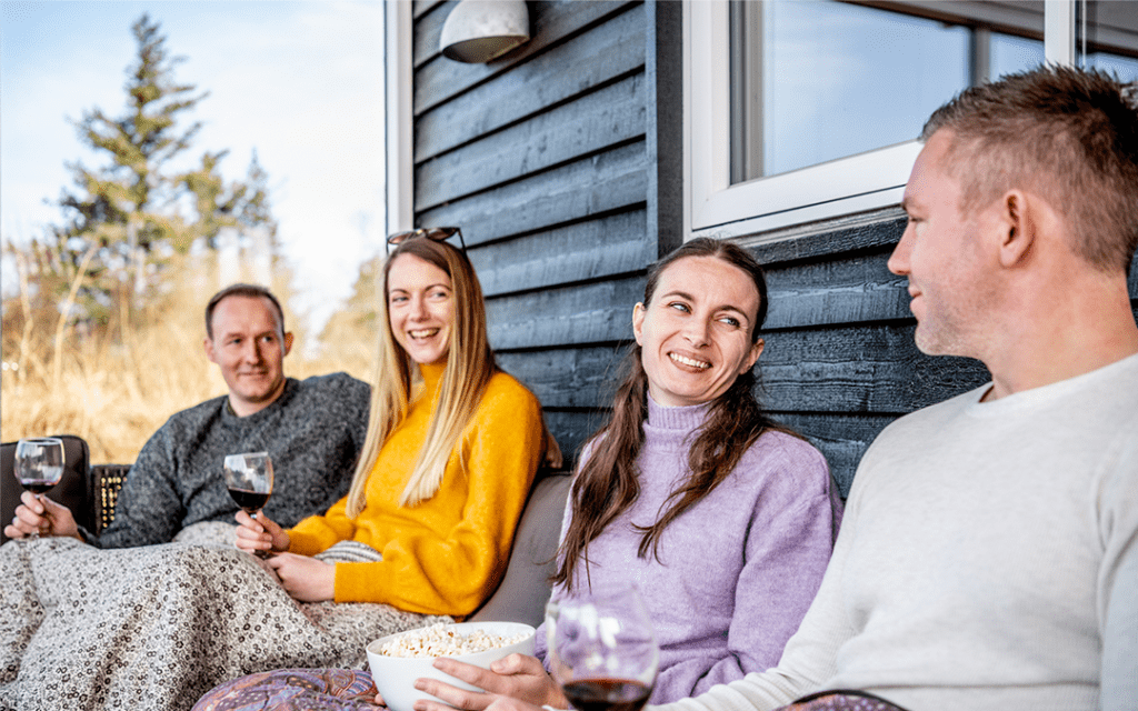 Freunde auf der Terrasse in einem Ferienhaus